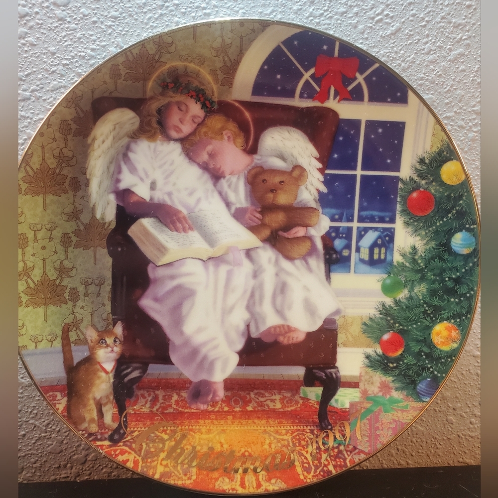 1977 Limited Edition Christmas Plate by Avon Heavenly Dreams by Michael Garland